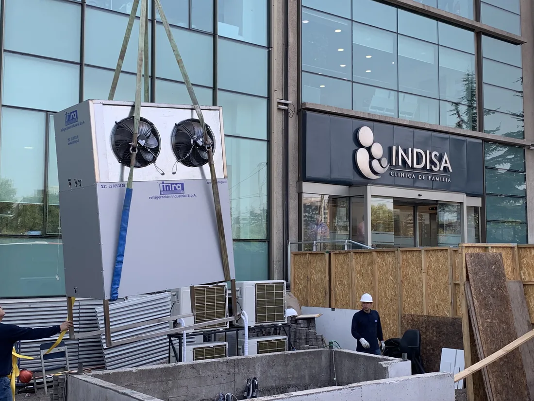 Clínica INDISA — izado de chiller con grúa